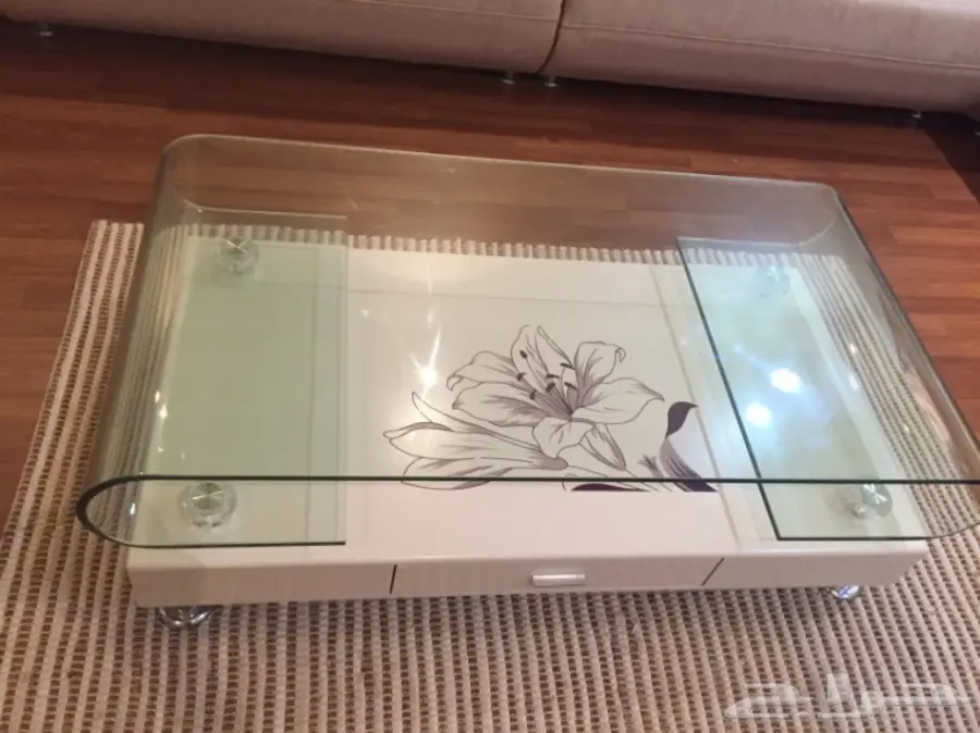 كنب مع طاولاته 