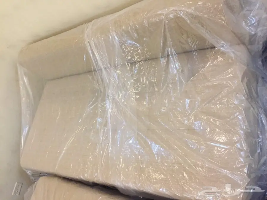 كنب وطاولة للبيع 