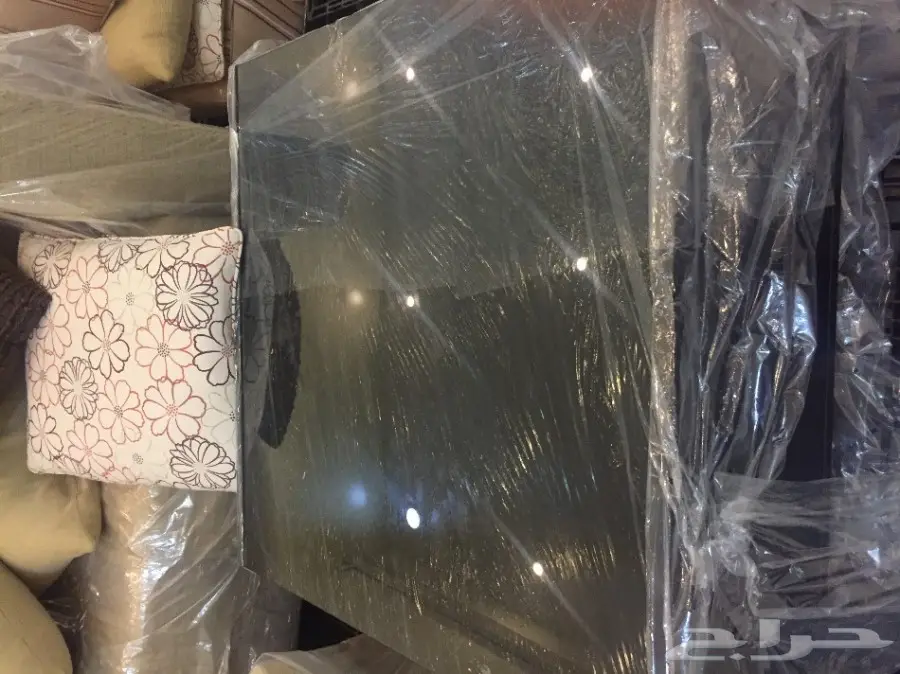 كنب وطاولة للبيع  (image 1)