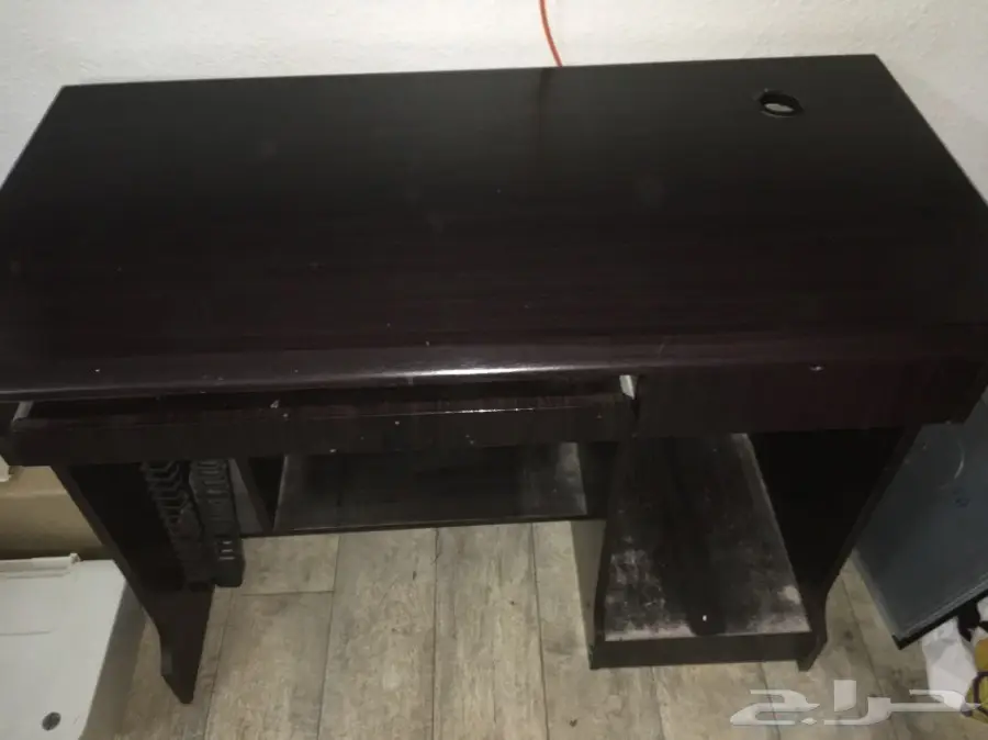 طاولة كمبيوتر مكتبي