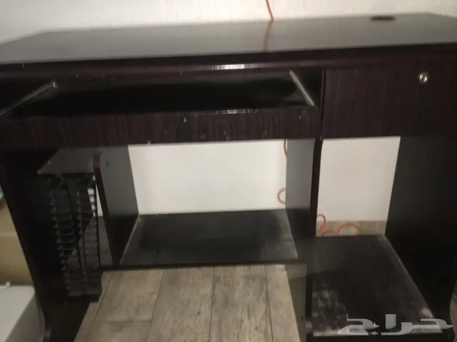 طاولة كمبيوتر مكتبي (image 1)