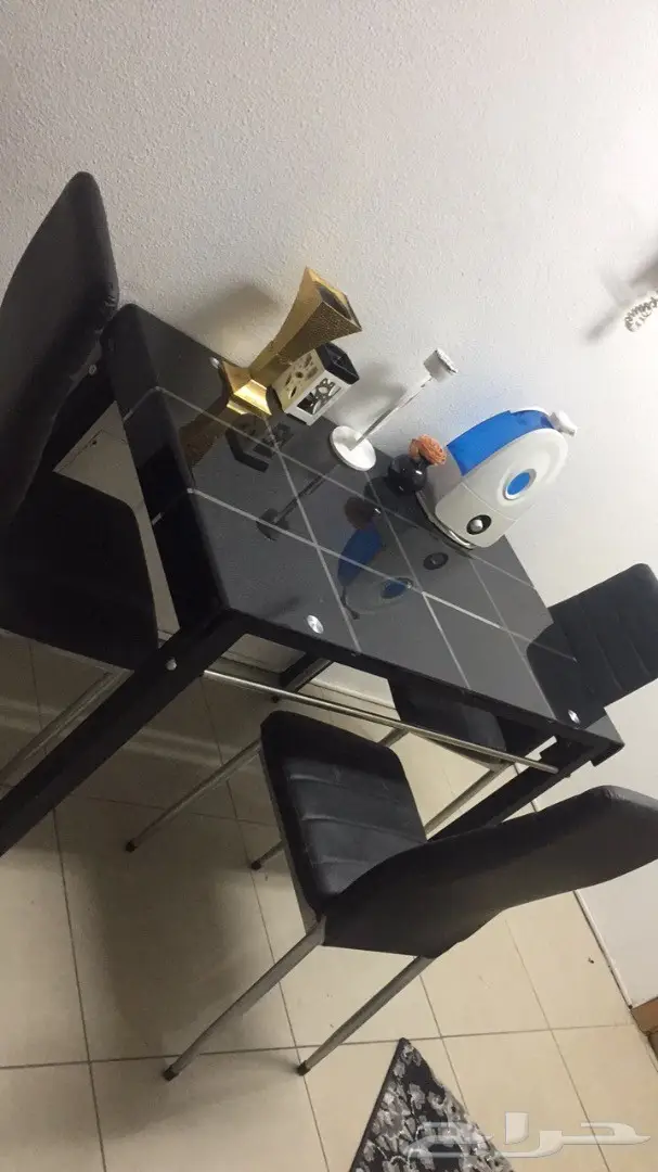 طاوله للبيع نظيفه
