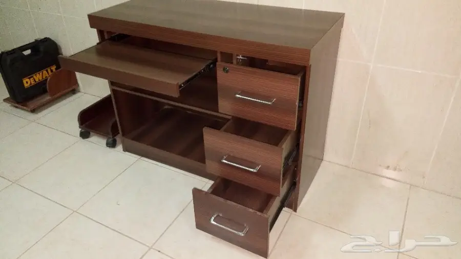 طاولة كومبيوتر مكتبي بحالة ممتازة (image 3)