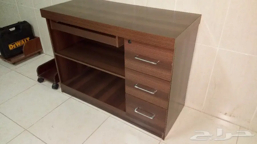 طاولة كومبيوتر مكتبي بحالة ممتازة (image 4)