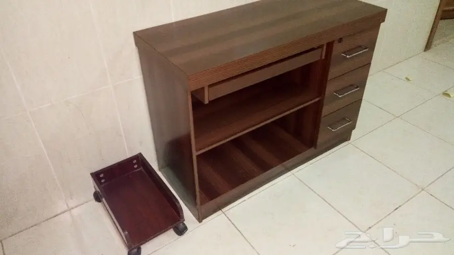 طاولة كومبيوتر مكتبي بحالة ممتازة (image 6)