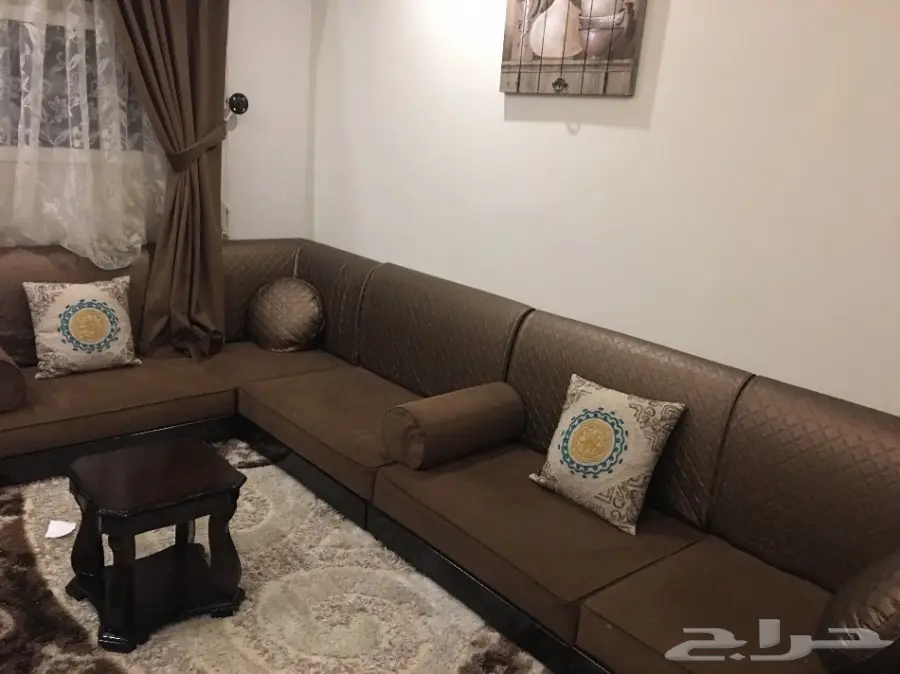 كنب  نظيف مع الستاره للبيع