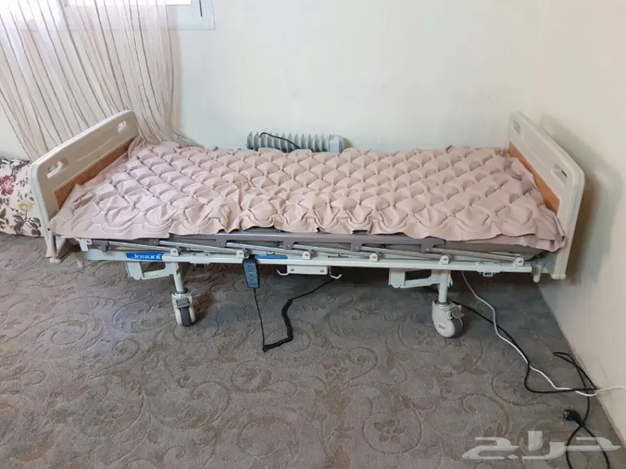 سرير طبي و2 كرسي متحرك