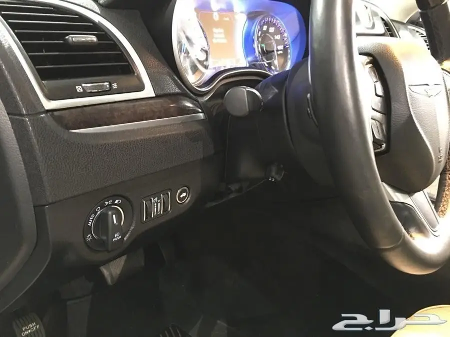 للبيع كرايسلر C300V8-2015 (image 15)