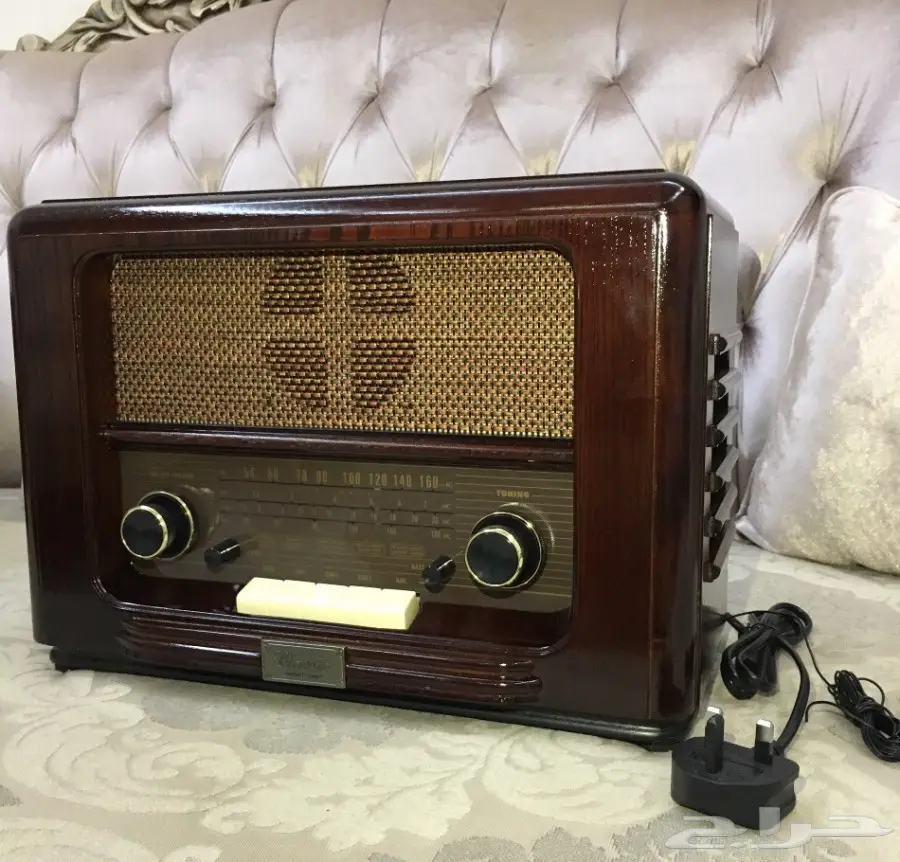 راديو على الطراز الاثري و تحفتين