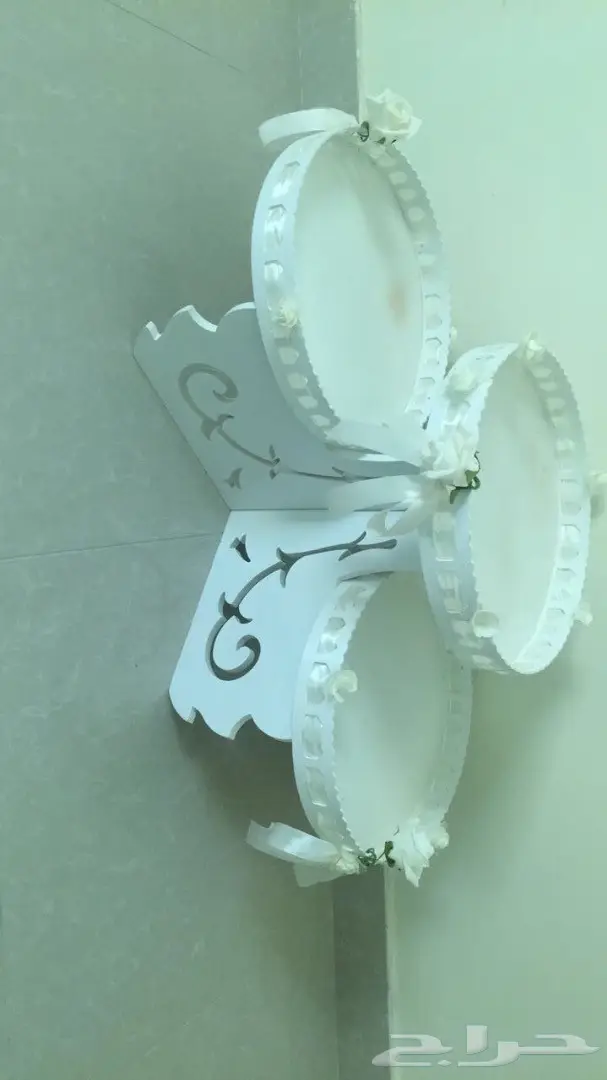 طاولات كنب مع اغراضها (image 1)