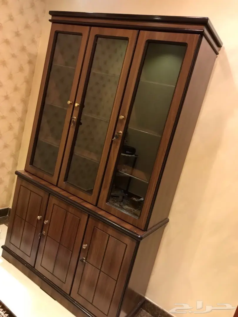 دولاب خشب نظيف جدا وممتاز للبيع