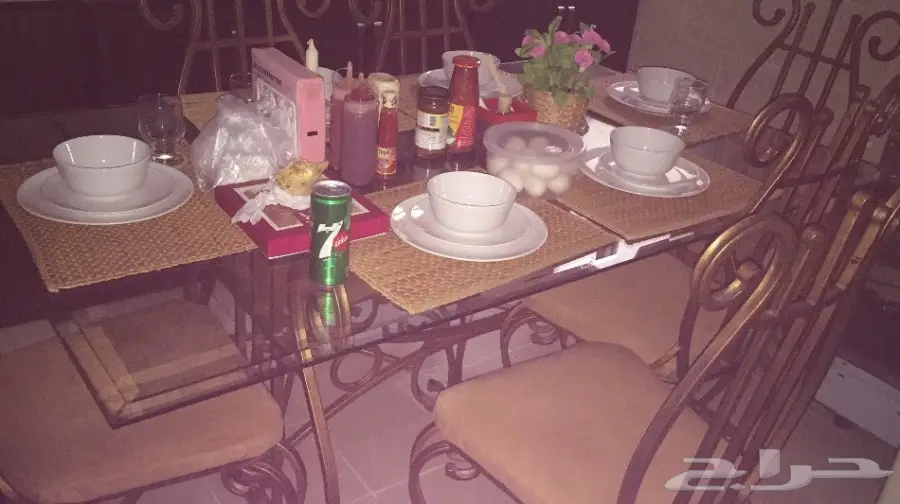 طاوله طعام استخدام فقط شهرين