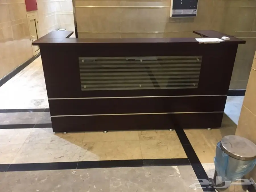 كاونتر استقبال مع كرسي بحالة ممتازة شبه جديد 