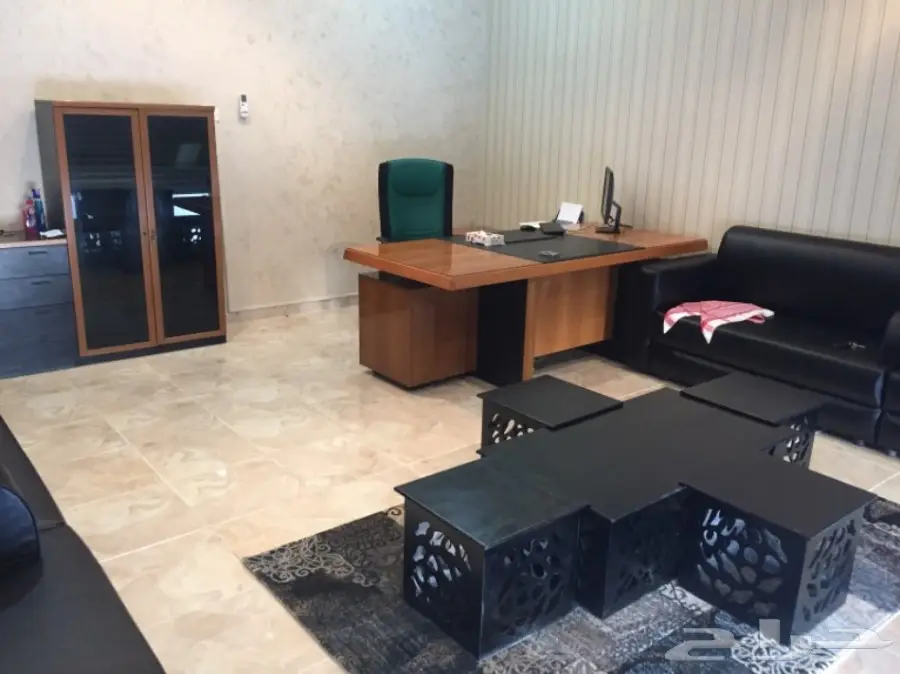 مكتب فاخر مع محتوياته