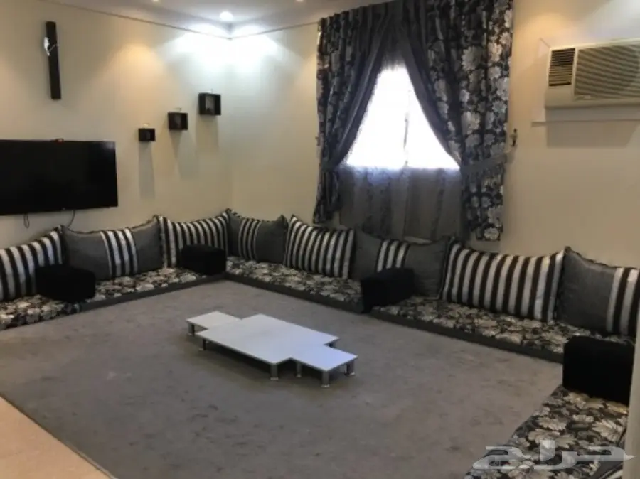 للبيع مجلس ارضي نظيف جدا مع الستارة