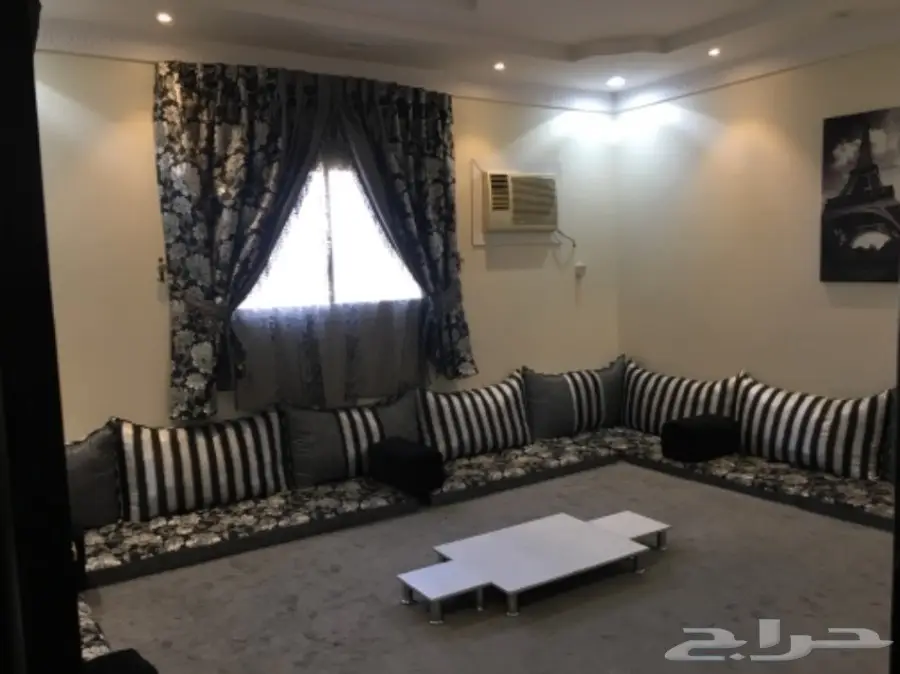 للبيع مجلس ارضي نظيف جدا مع الستارة (image 2)