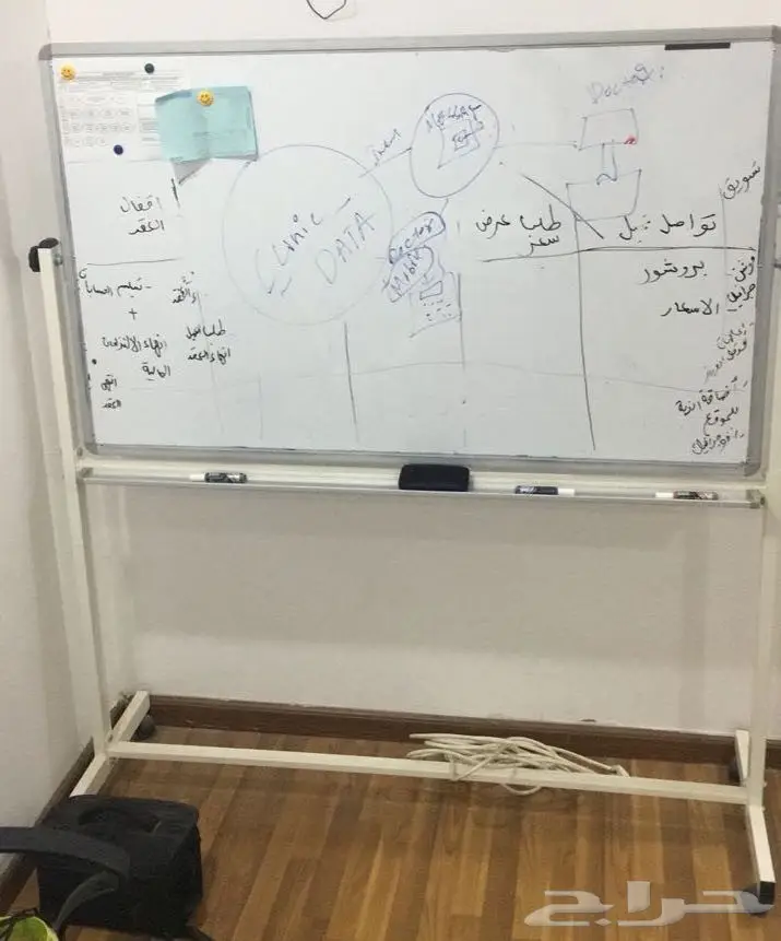 سبورة بيضاء للكتابة - مستعملة