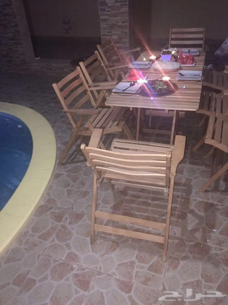 طقم طاولة وأربع كراسي من أجود أنواع الخشب 