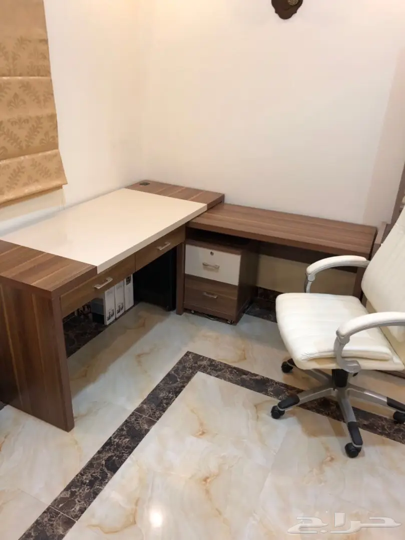 غرفة نوم أنيقة مع مكتب عمل مريح (image 6)