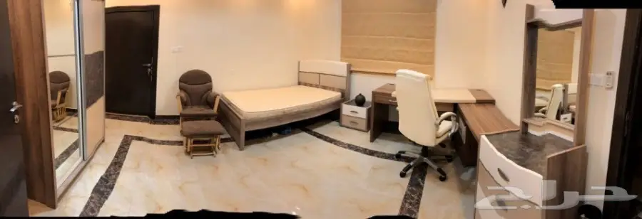 غرفة نوم أنيقة مع مكتب عمل مريح (image 4)