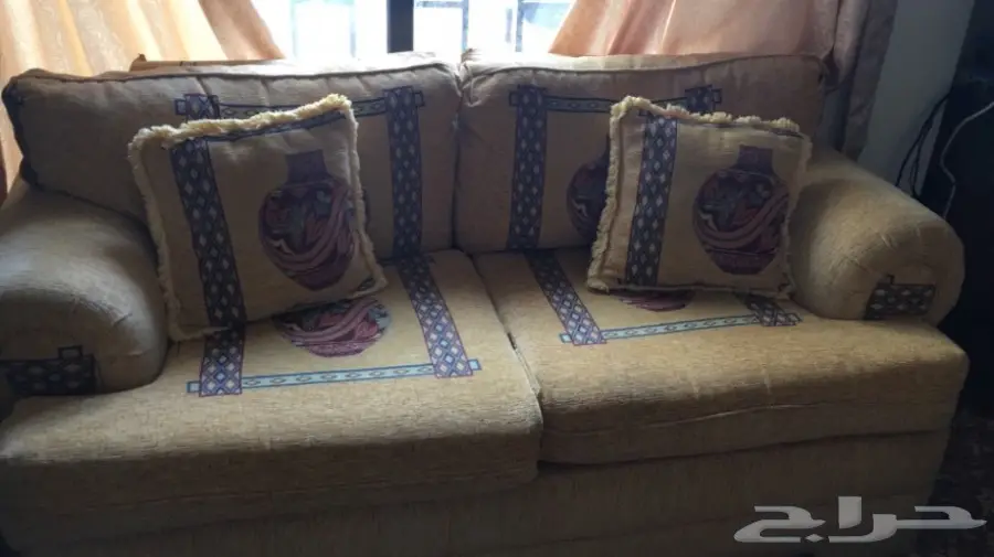 كنبة شخصين نظيفة