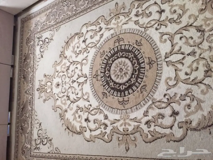 طاوله طقم وسجاد من القفاري نظيف للبيع