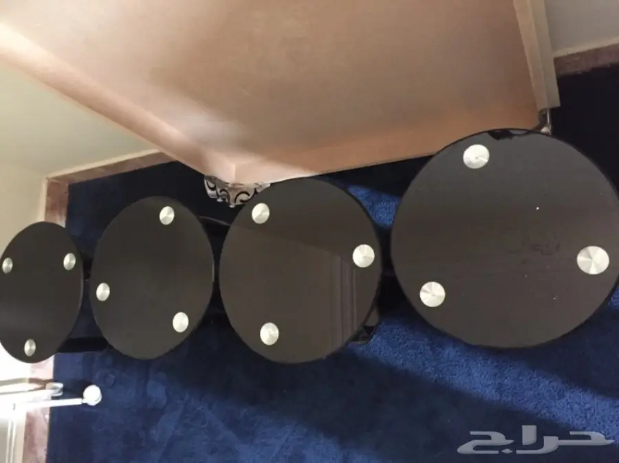 طاوله طقم وسجاد من القفاري نظيف للبيع (image 1)