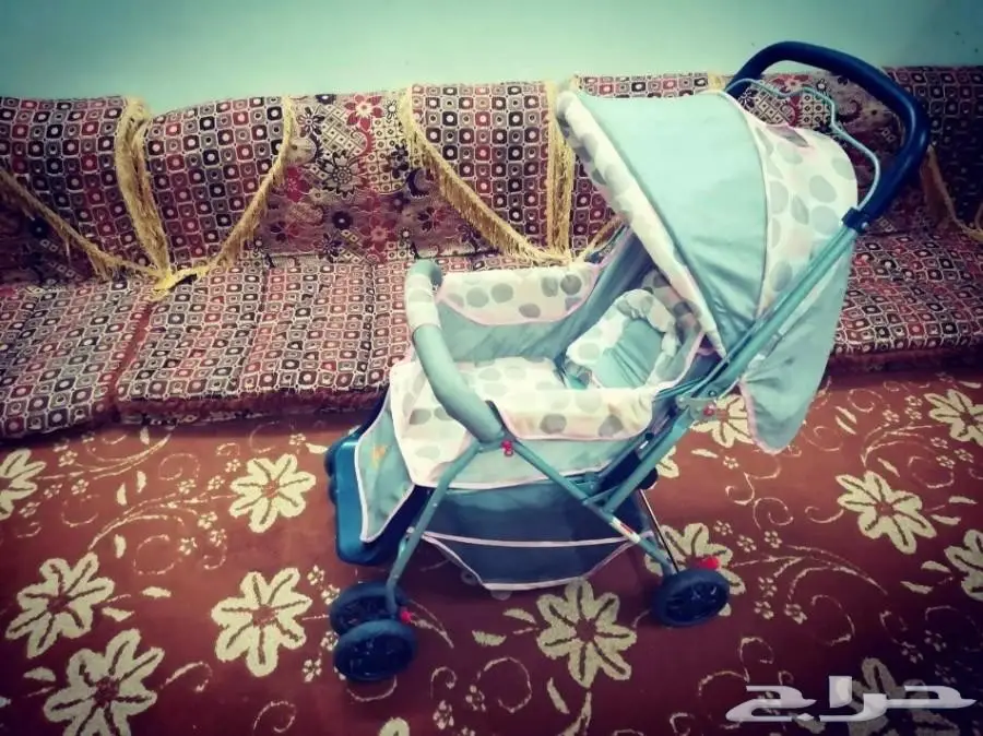 عربة اطفال نظيفة للبيع