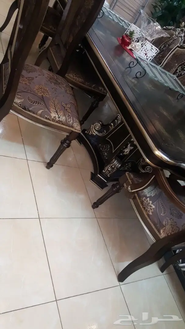 طاولة طعام للبيع نظيف