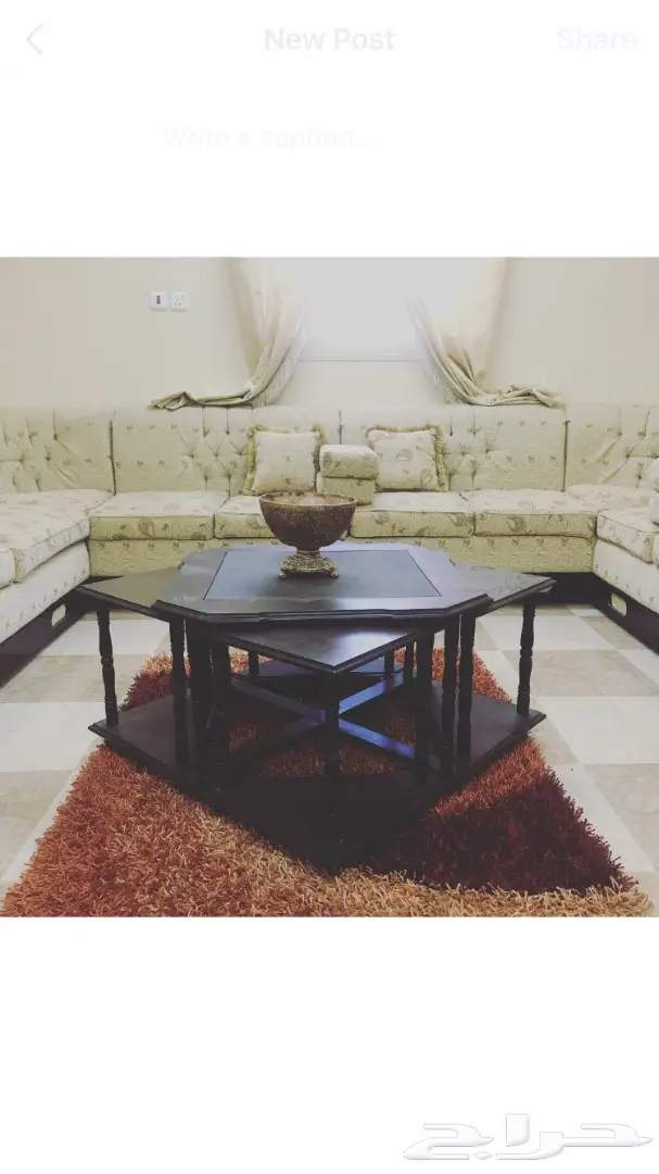 كنب شبه جديد وطاولة وجلسه ارضيه و2مكيفات 