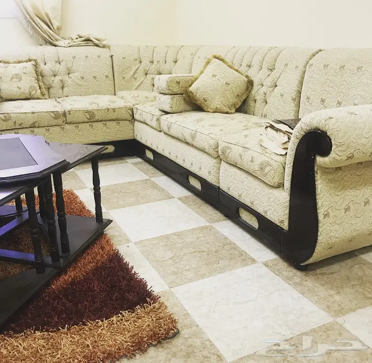 كنب شبه جديد وطاولة وجلسه ارضيه و2مكيفات  (image 1)