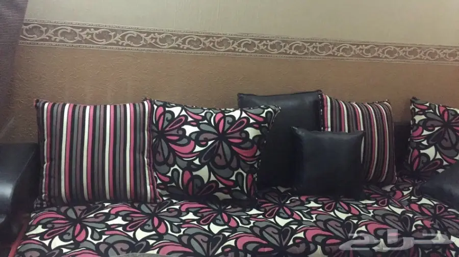 للبيع كنب وغرفة نوم وشاشه 