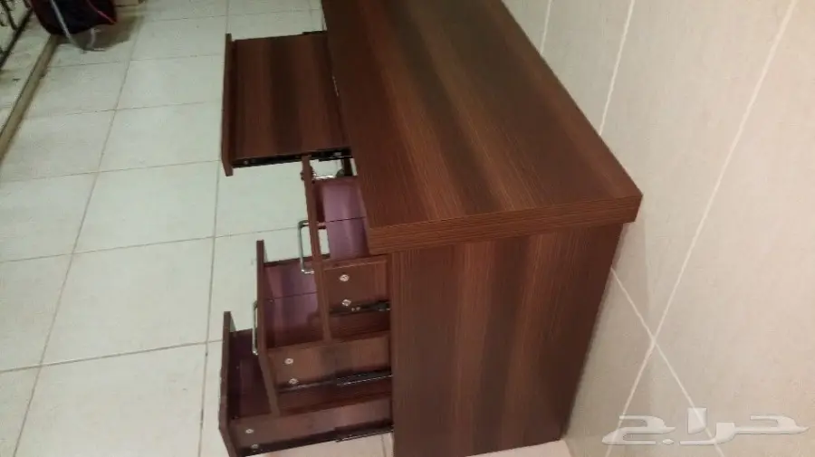 طاولة كومبيوتر مكتبي بحالة ممتازة