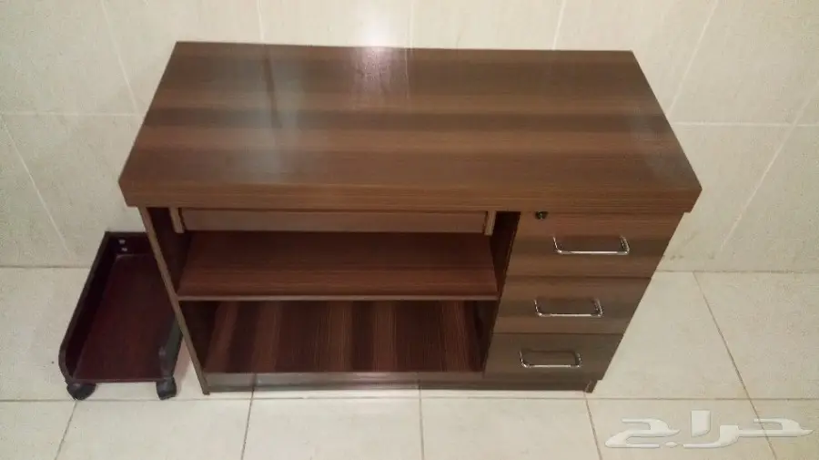 طاولة كومبيوتر مكتبي بحالة ممتازة