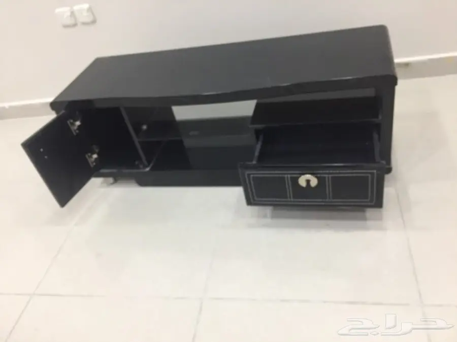 طاولة تلفزيون للبيع لعدم الحاجه نظيفه (image 2)