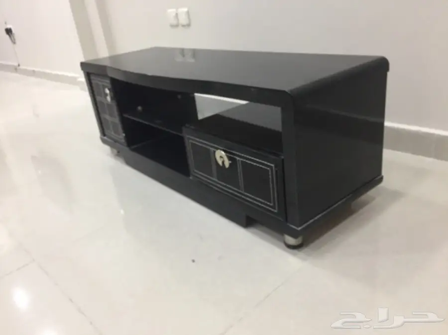 طاولة تلفزيون للبيع لعدم الحاجه نظيفه (image 3)