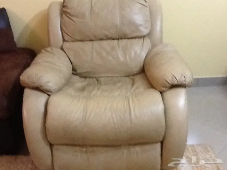 كرسي هزاز جلد طبيعي بسعر بسيط