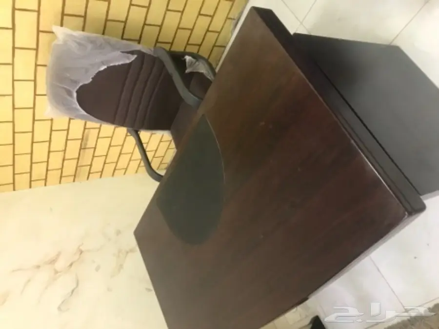 مكتب مع كرسي