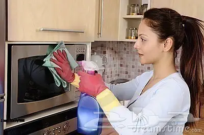 يوجدخادمه فيتناميه طباخه