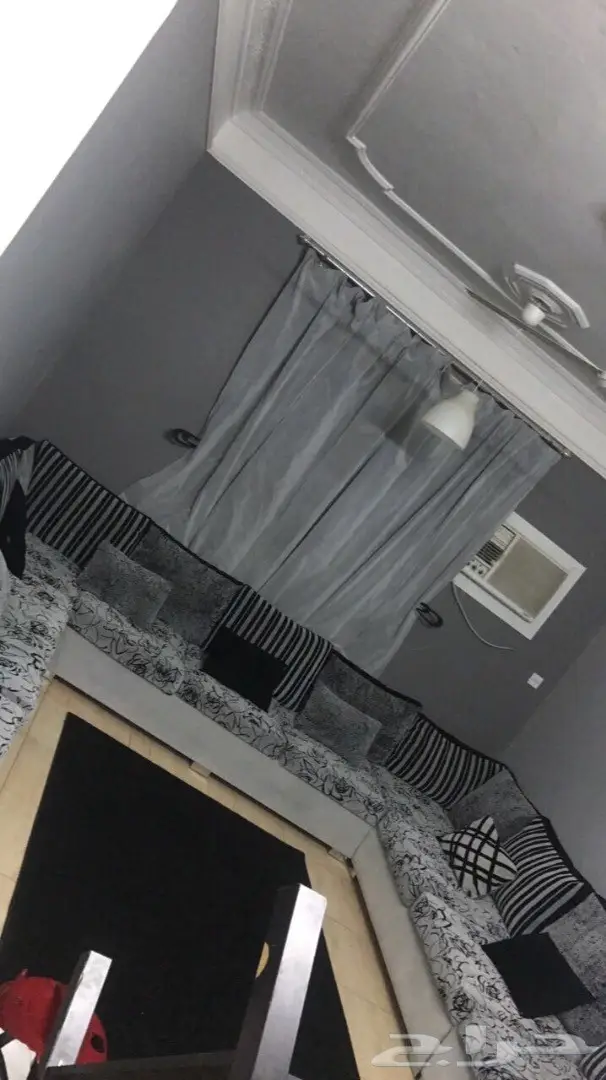 كنب مودرن للبيع مع سجادة - فرصة ذهبية! (image 1)