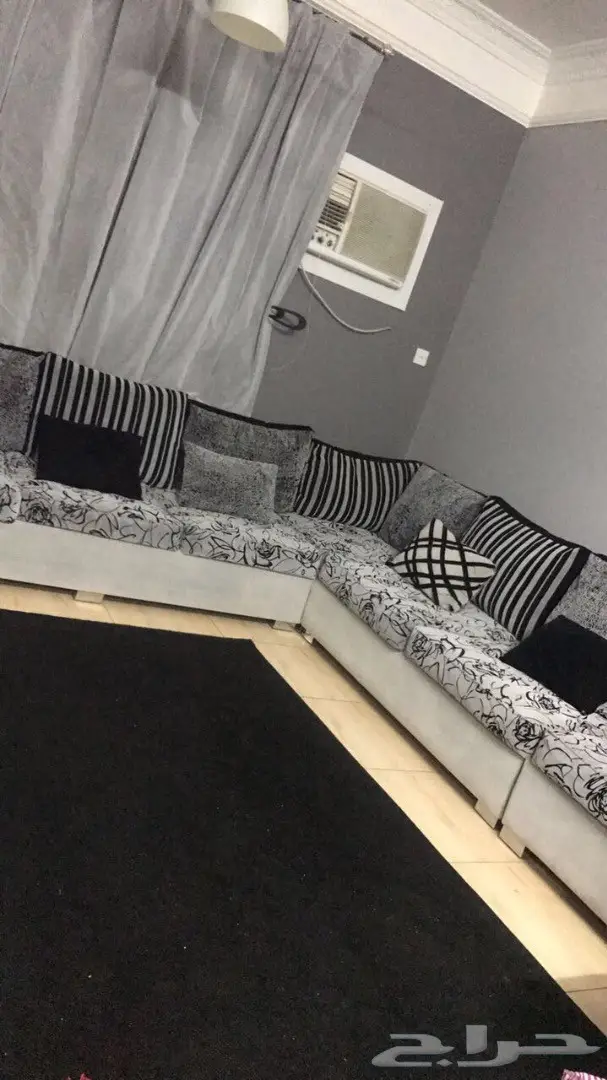 كنب مودرن للبيع مع سجادة - فرصة ذهبية!