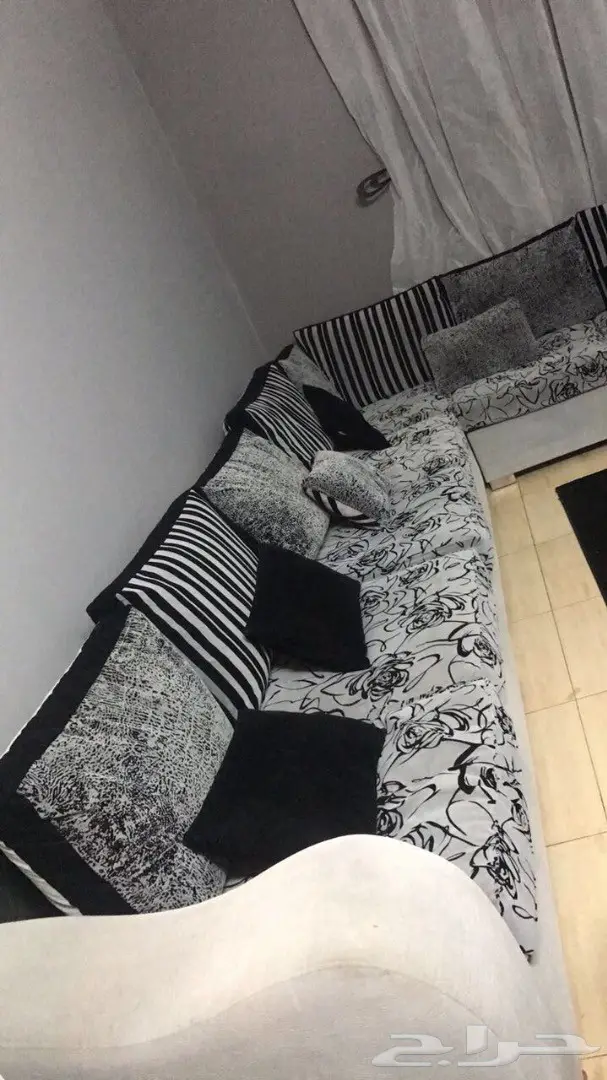 كنب مودرن للبيع مع سجادة - فرصة ذهبية! (image 3)