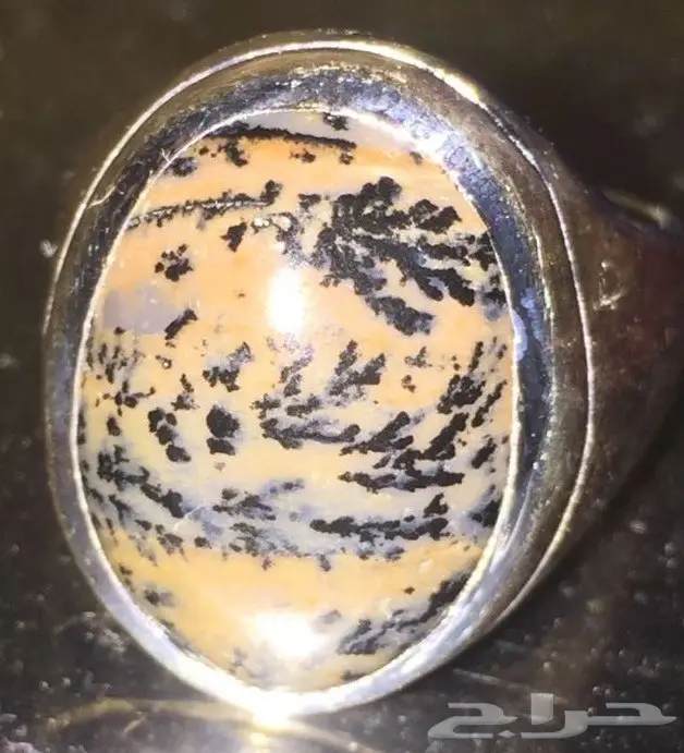 خاتم ذو لون عجيب