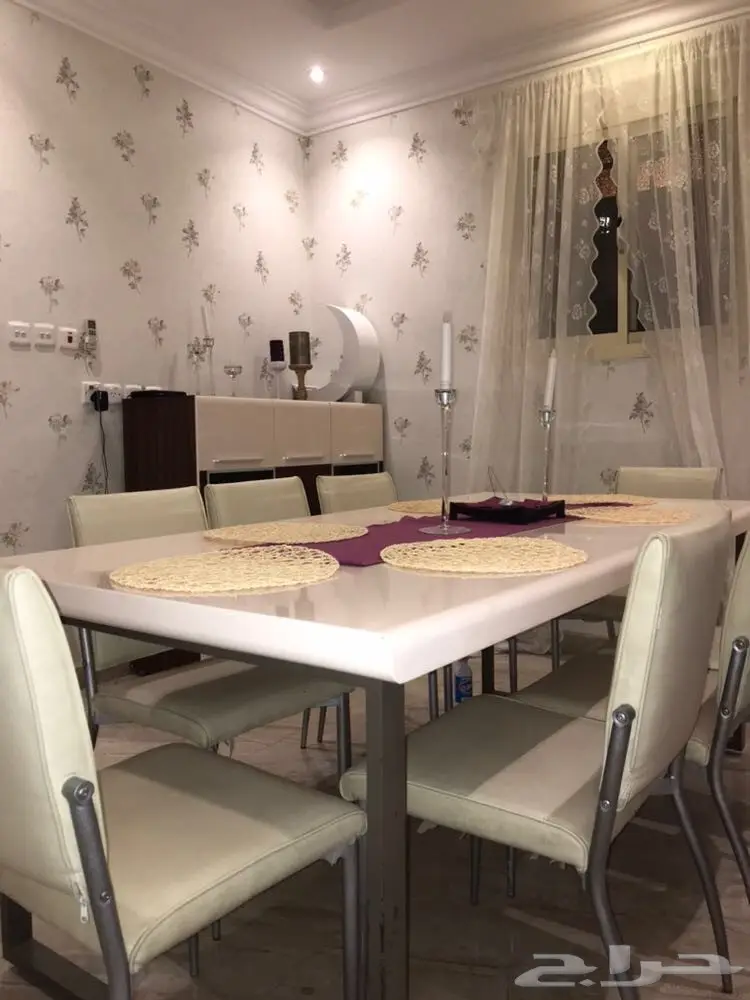 طاولة جلدية و بوفيه أنيق للبيع! (image 2)