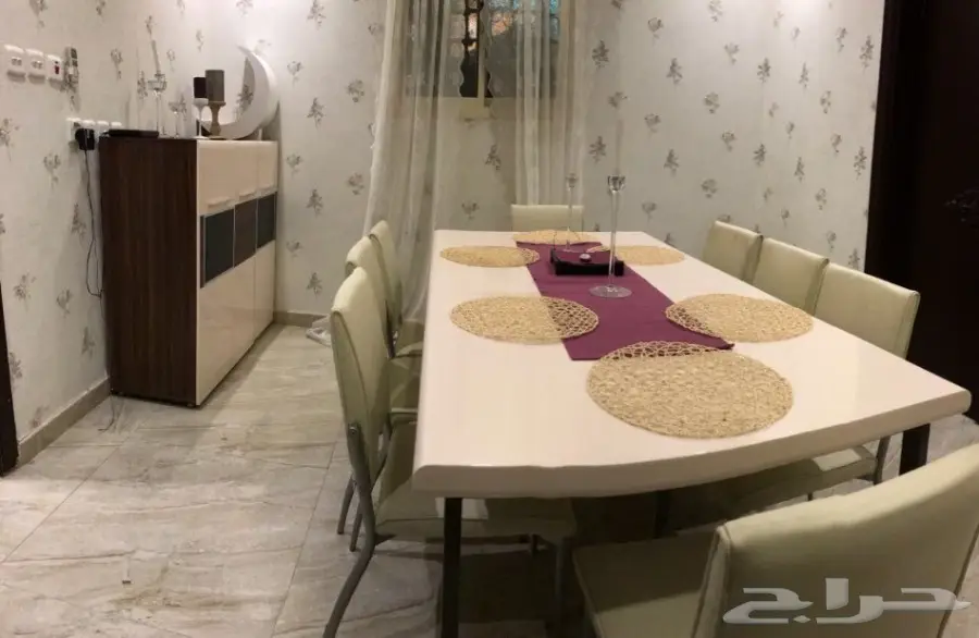 طاولة جلدية و بوفيه أنيق للبيع! (image 5)