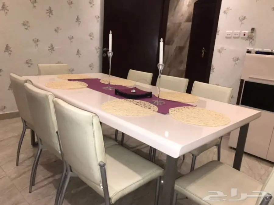 طاولة جلدية و بوفيه أنيق للبيع! (image 3)