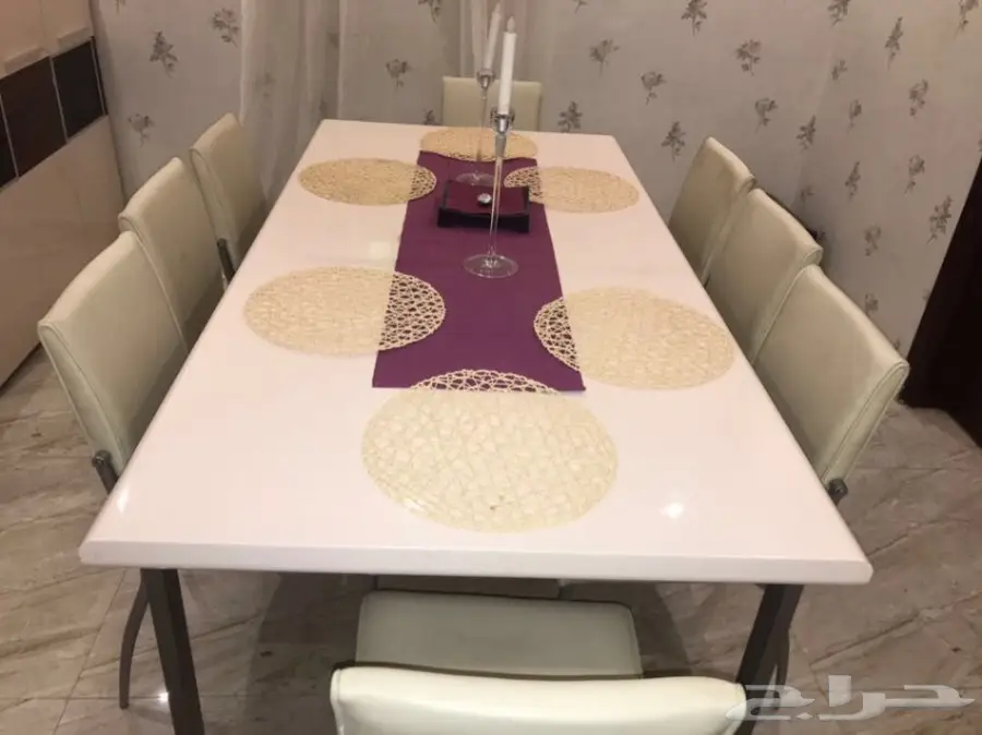 طاولة جلدية و بوفيه أنيق للبيع! (image 4)