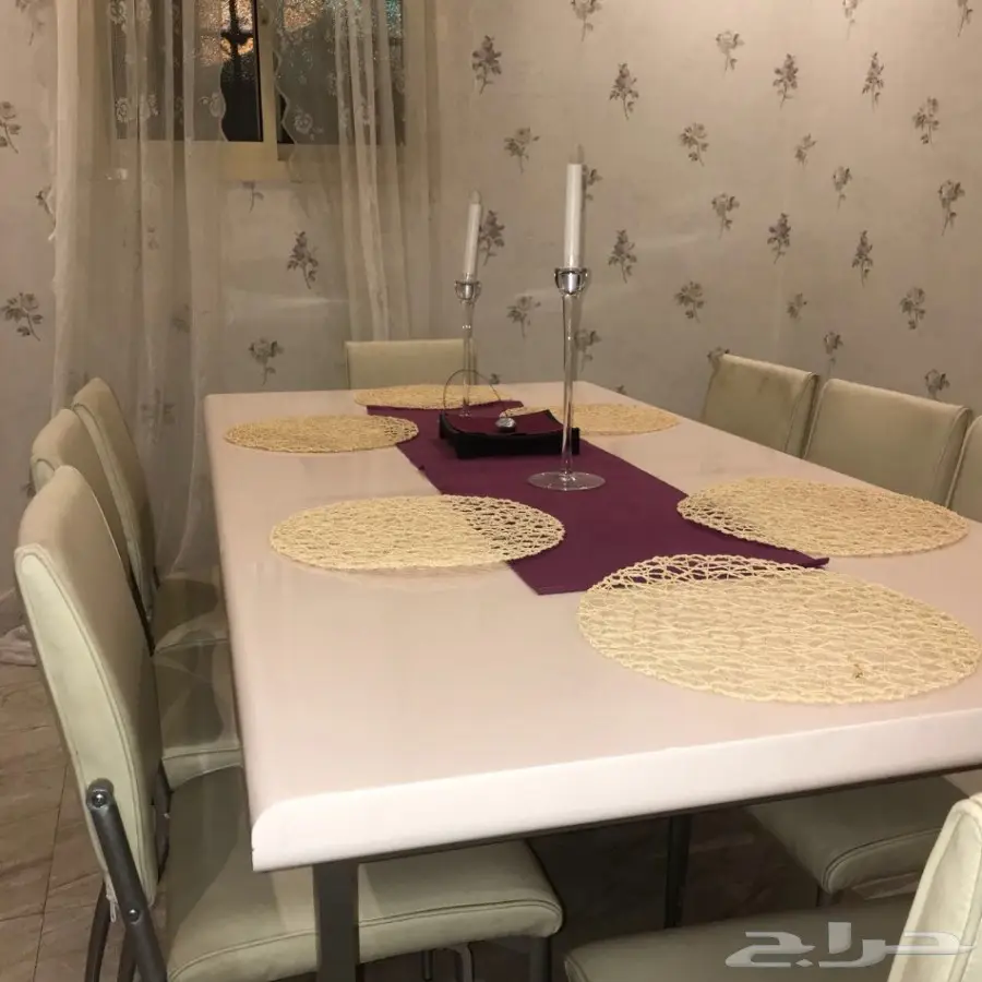 طاولة جلدية و بوفيه أنيق للبيع! (image 8)