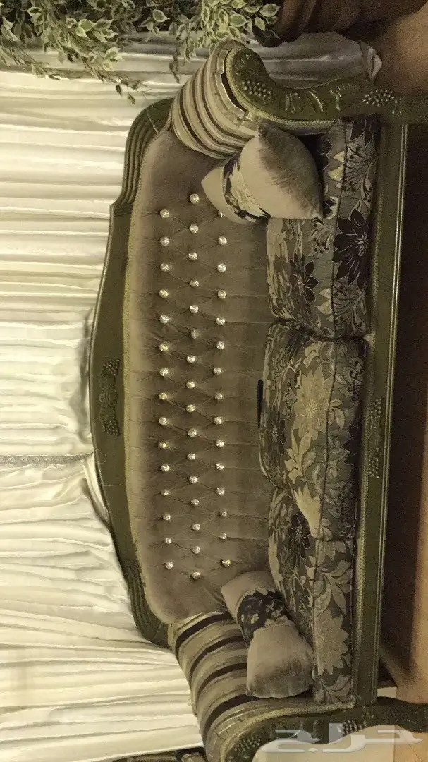 طقم كنب كامل للبيع  مع نجفات نظيفة وستاره 