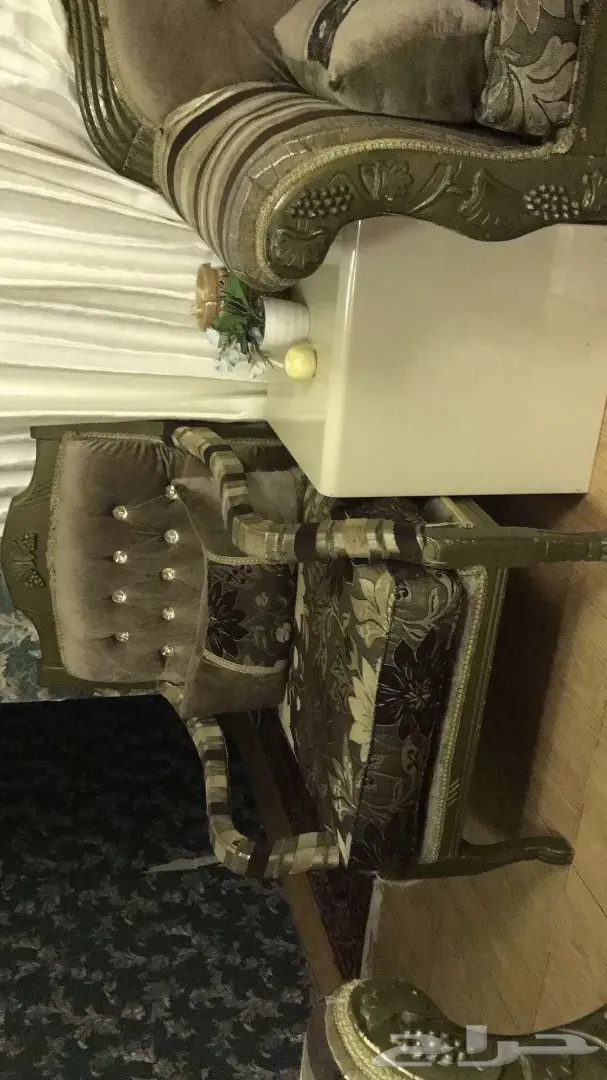 طقم كنب كامل للبيع  مع نجفات نظيفة وستاره  (image 1)